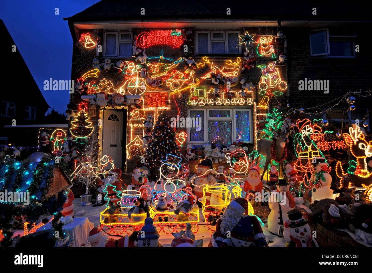 Cientos de luces navideñas adornan el exterior de una casa en Brighton Foto de stock