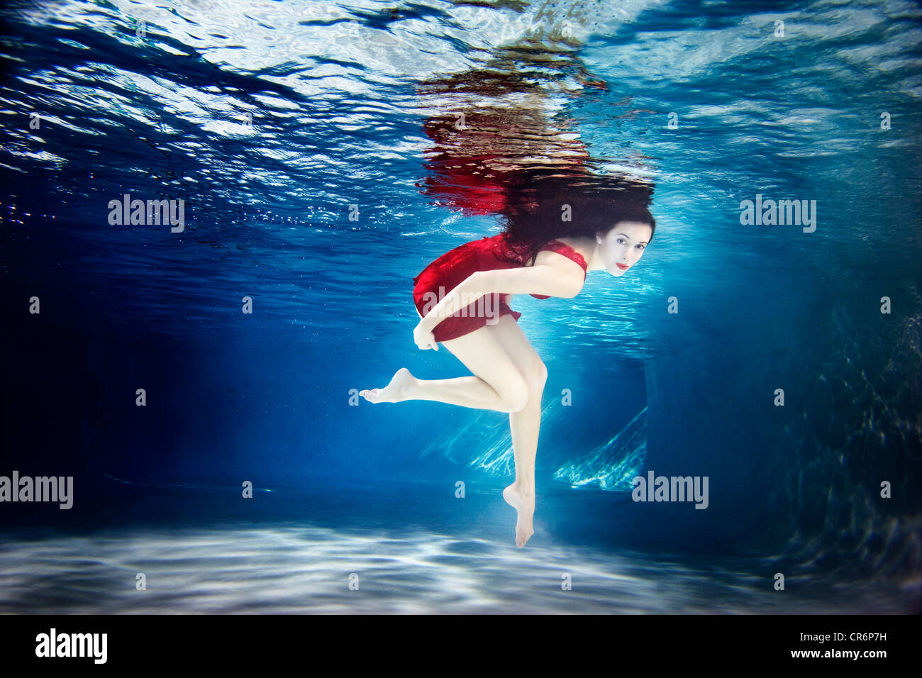 Mujer caucásica en el vestir nadar bajo el agua Fotografía de stock - Alamy