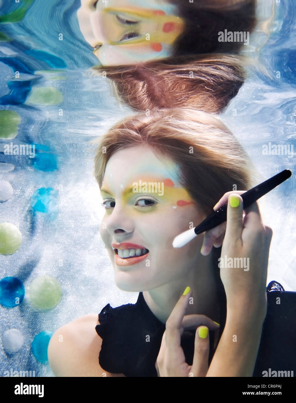 Poner caucásica maquillaje bajo el agua Fotografía de stock - Alamy