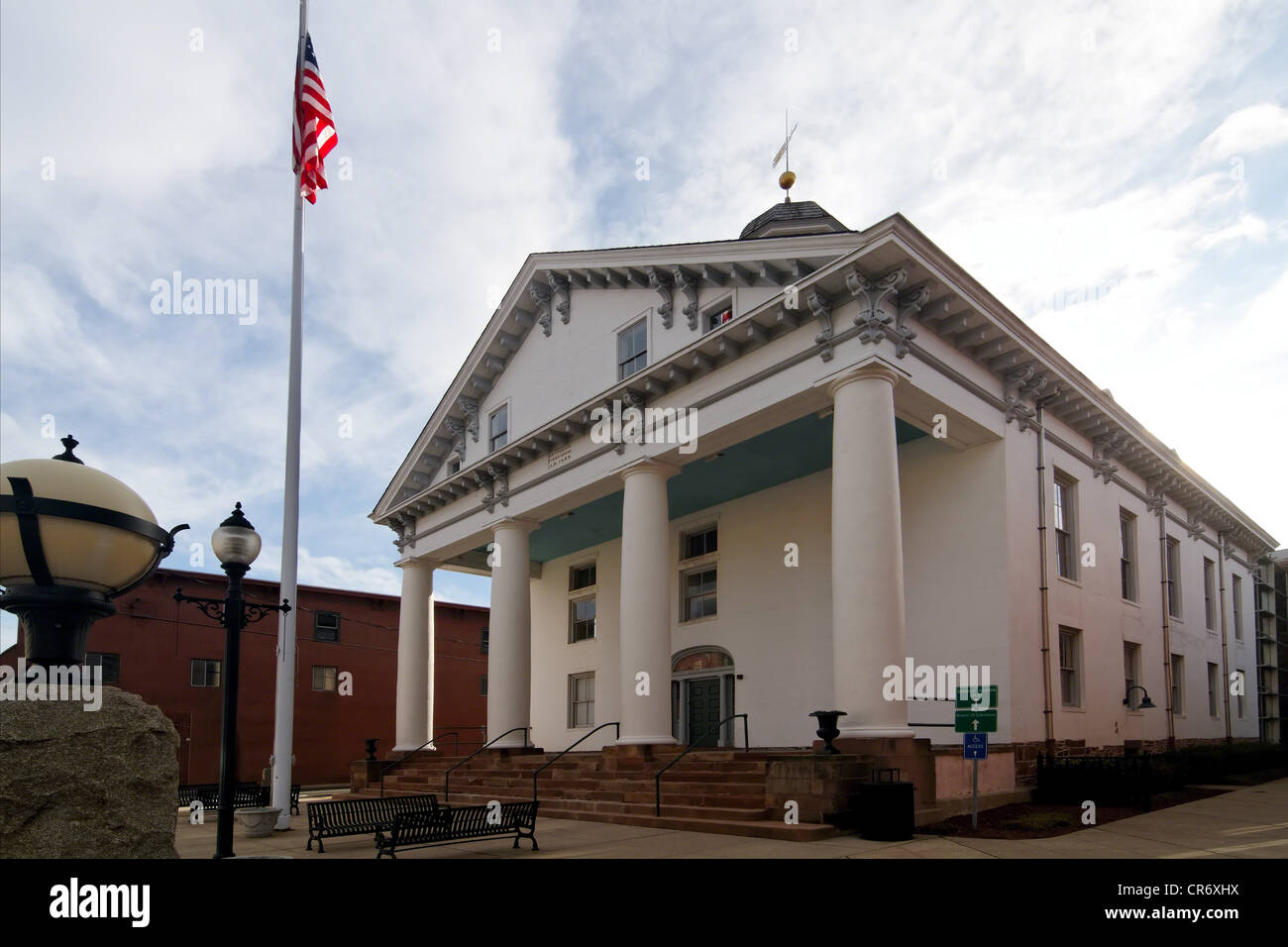 Ángulo de visión baja de Hunterdon County Court House, Flemington, Nueva Jersey, EE.UU. Foto de stock