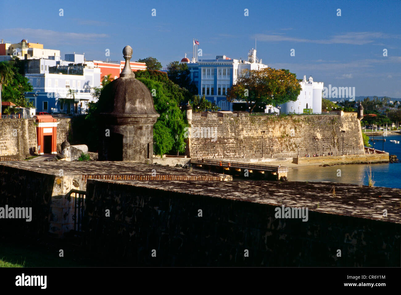 El Viejo San Juan y puerta de las murallas de la ciudad con La Fortaleza en el fondo, Puerto Rico Foto de stock