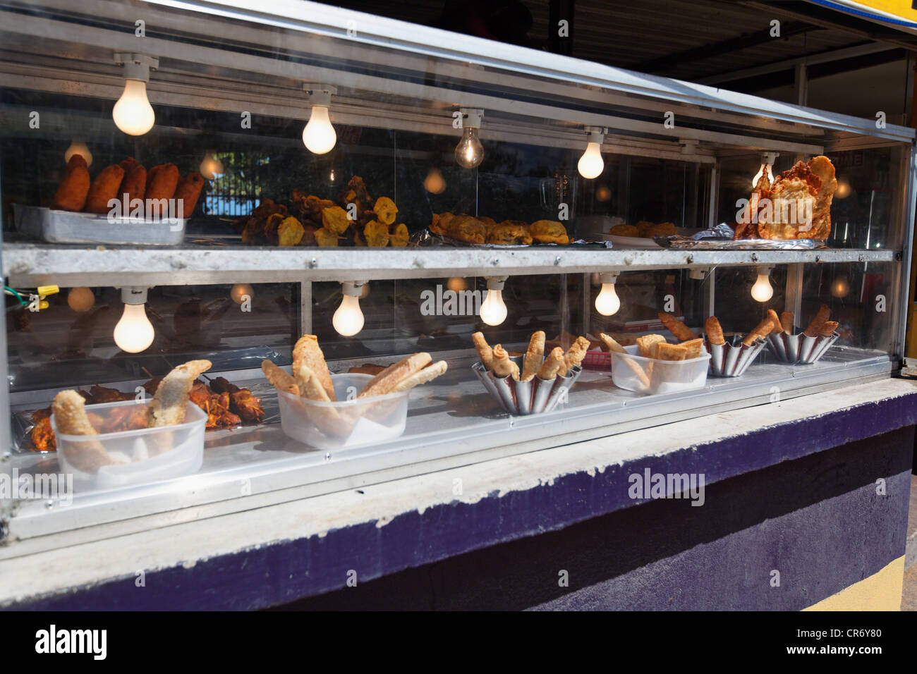 Platos Alcapurria aparece en un Kiosco de comida, Pinones, Puerto Rico  Fotografía de stock - Alamy