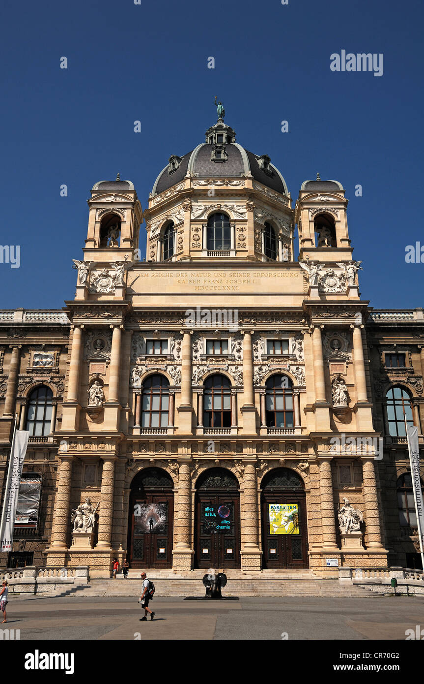 Sección intermedia con la catedral, el Museo de Historia Natural, inaugurado en 1889, calle Maria-Theresien-Platz, Viena, Austria, Europa Foto de stock