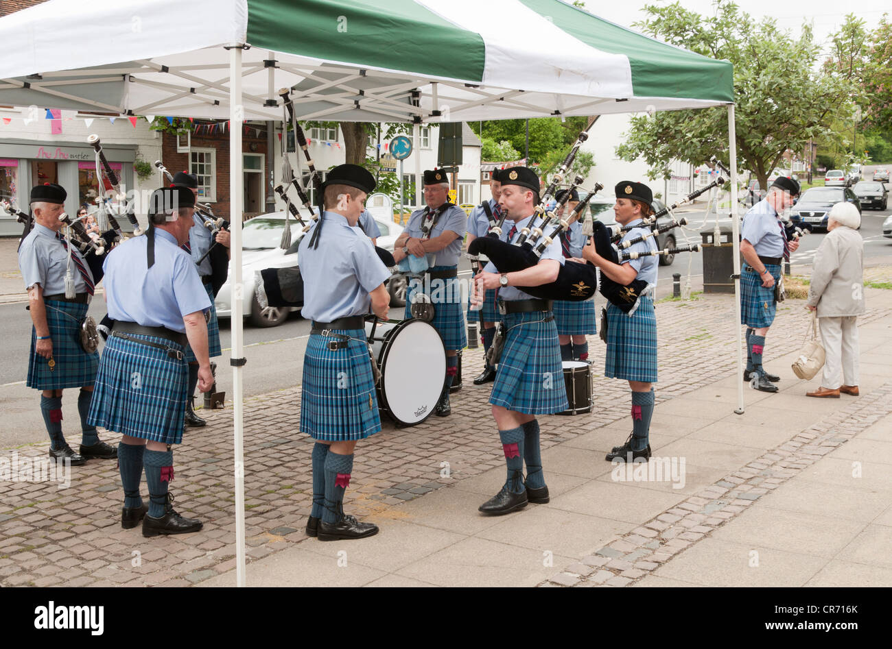 RAF banda militar escocés actuando en un show en Wendover High Street Bucks UK Foto de stock