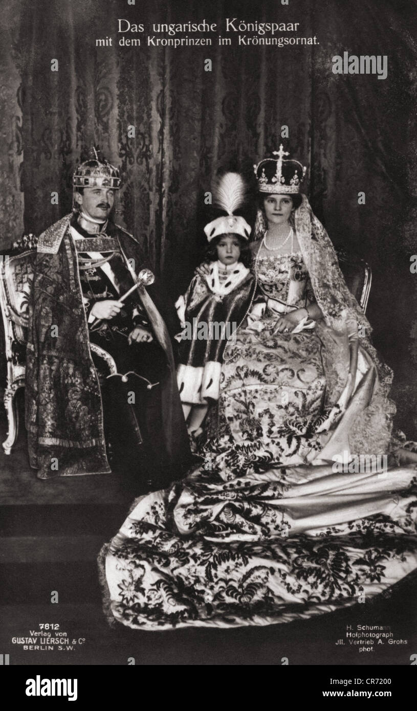 Carlos I, 17.8.1887 - 1.4.1922, Emperador de Austria 21.11.1916 - 11.11.1918, con familia, coronación al Rey de Hungría, 30.12.1917, postal de fotos, 1918, , Foto de stock