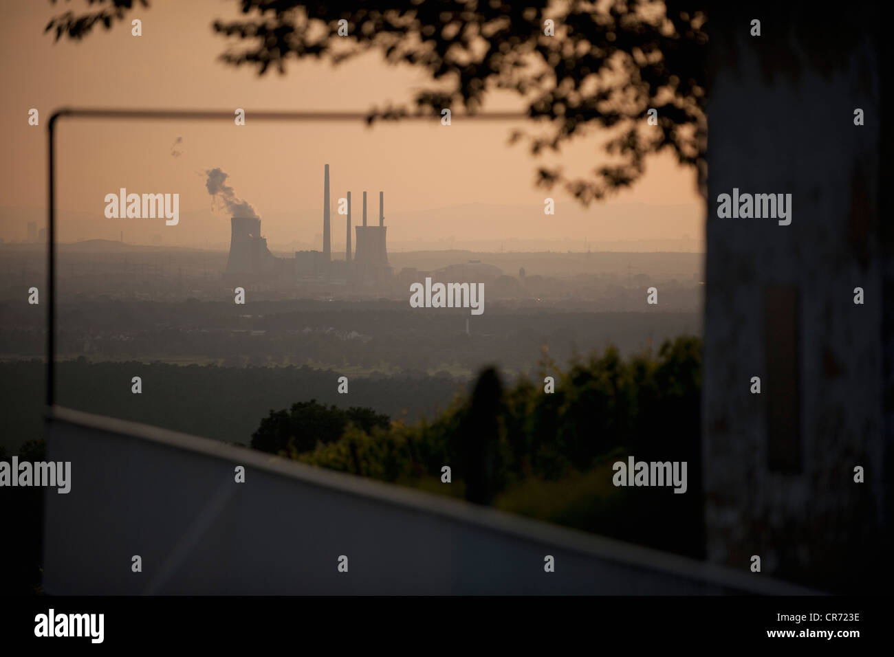 Alemania, Vista de la planta de energía de la estación al atardecer Foto de stock