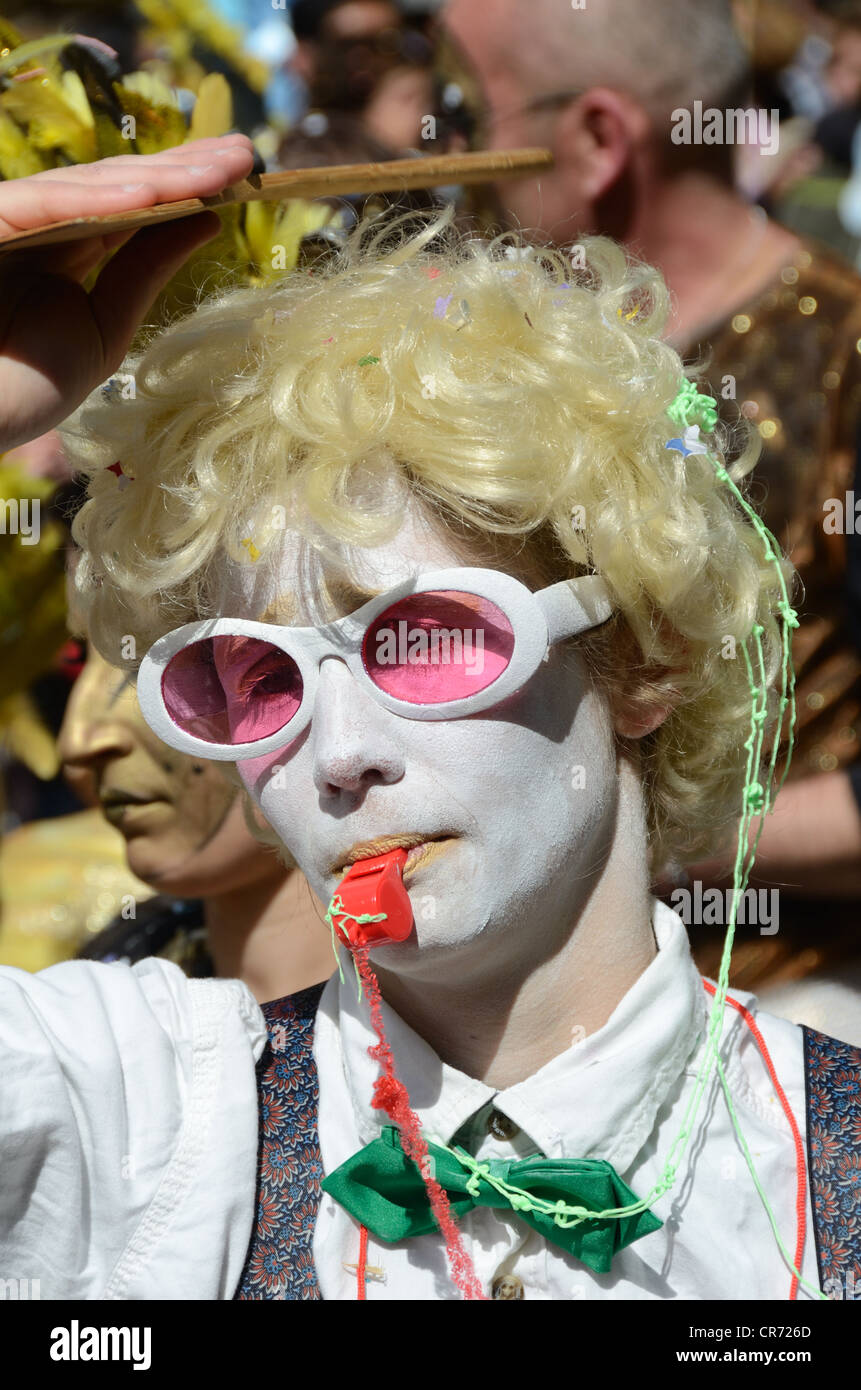 Payaso vistiendo Rose-Tinted gafas o lentes en primavera Carnaval Cours Mirabeau de Aix-en-provence Provence Francia Foto de stock