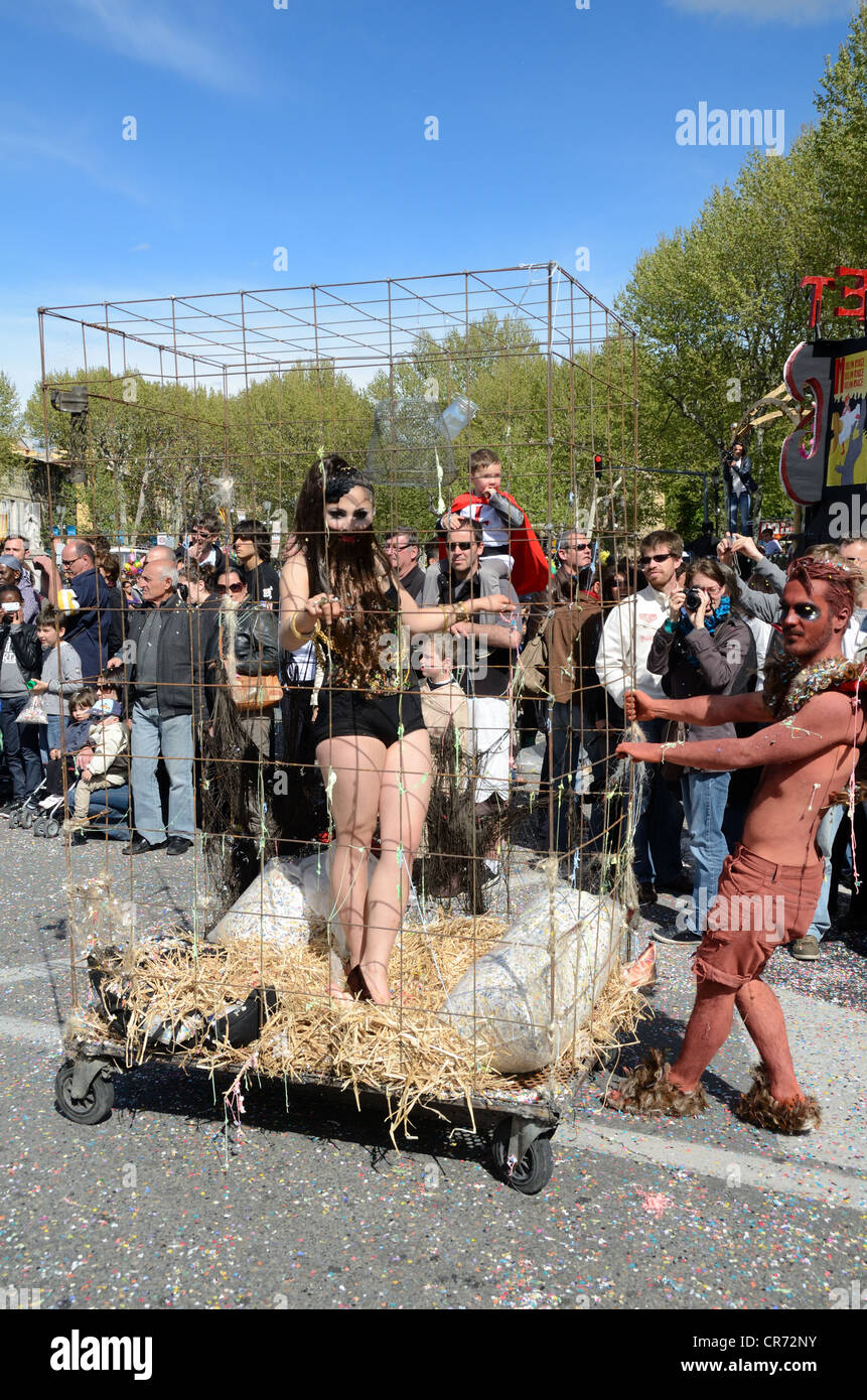 Mujer con barba en jaula o flotador gótico en la primavera Carnival Float Aix-en-Provence Provence Francia Foto de stock