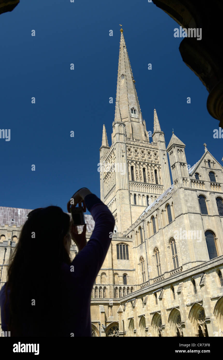 Un turista fotografías catedral de Norwich Foto de stock