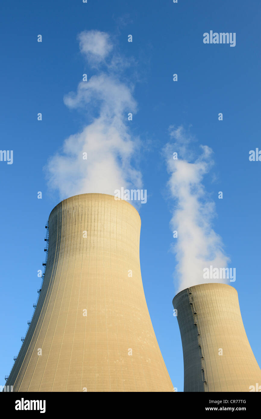 Torres de enfriamiento de la Planta de Energía Nuclear de Grafenrheinfeld, cerca de Schweinfurt, Baja Franconia, Baviera, Alemania, Europa Foto de stock