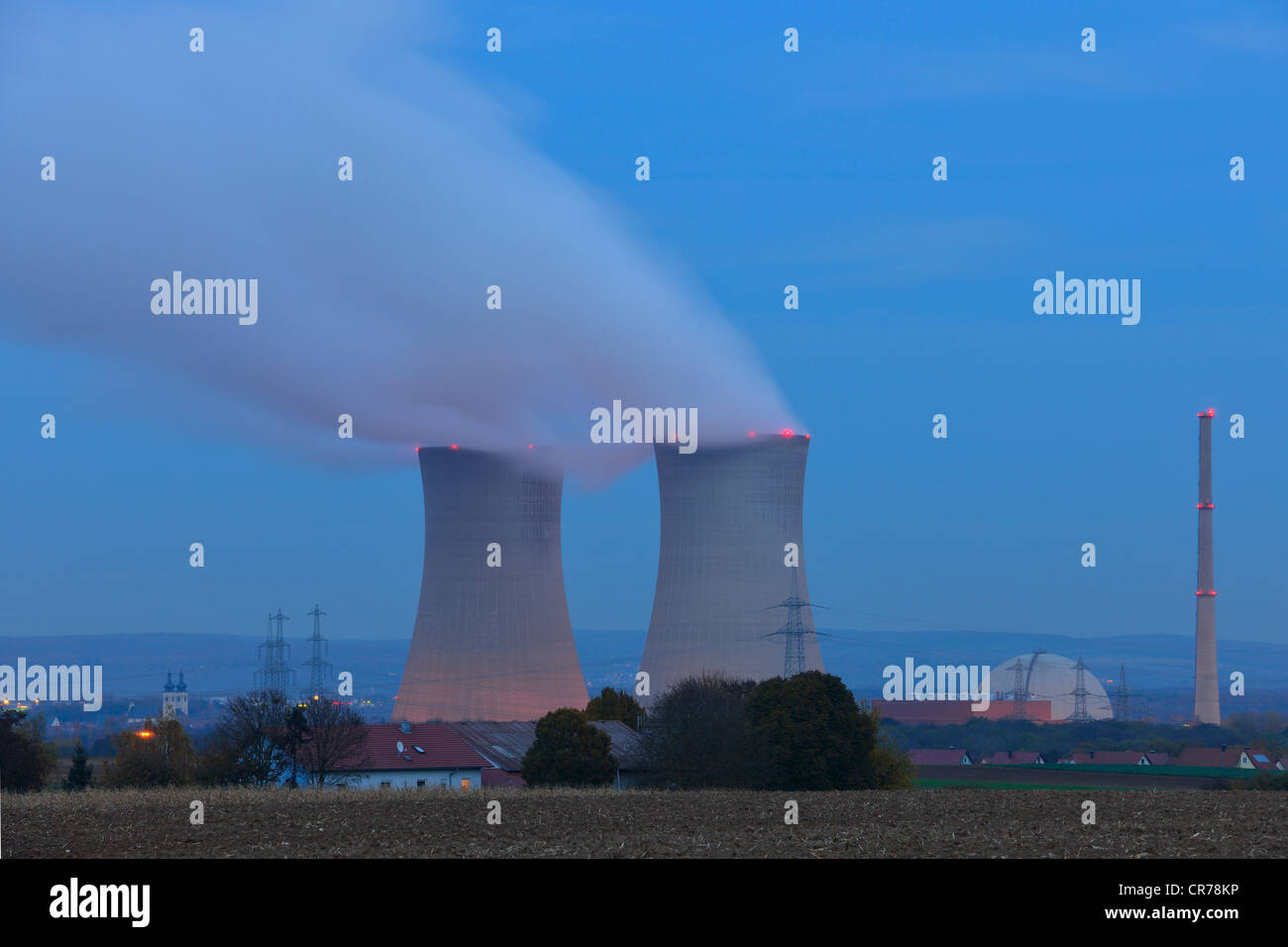 Torres de enfriamiento del Grafenrheinfeld E.ON Nuclear Power Plant, Schweinfurt, Baviera, Alemania, Europa Foto de stock
