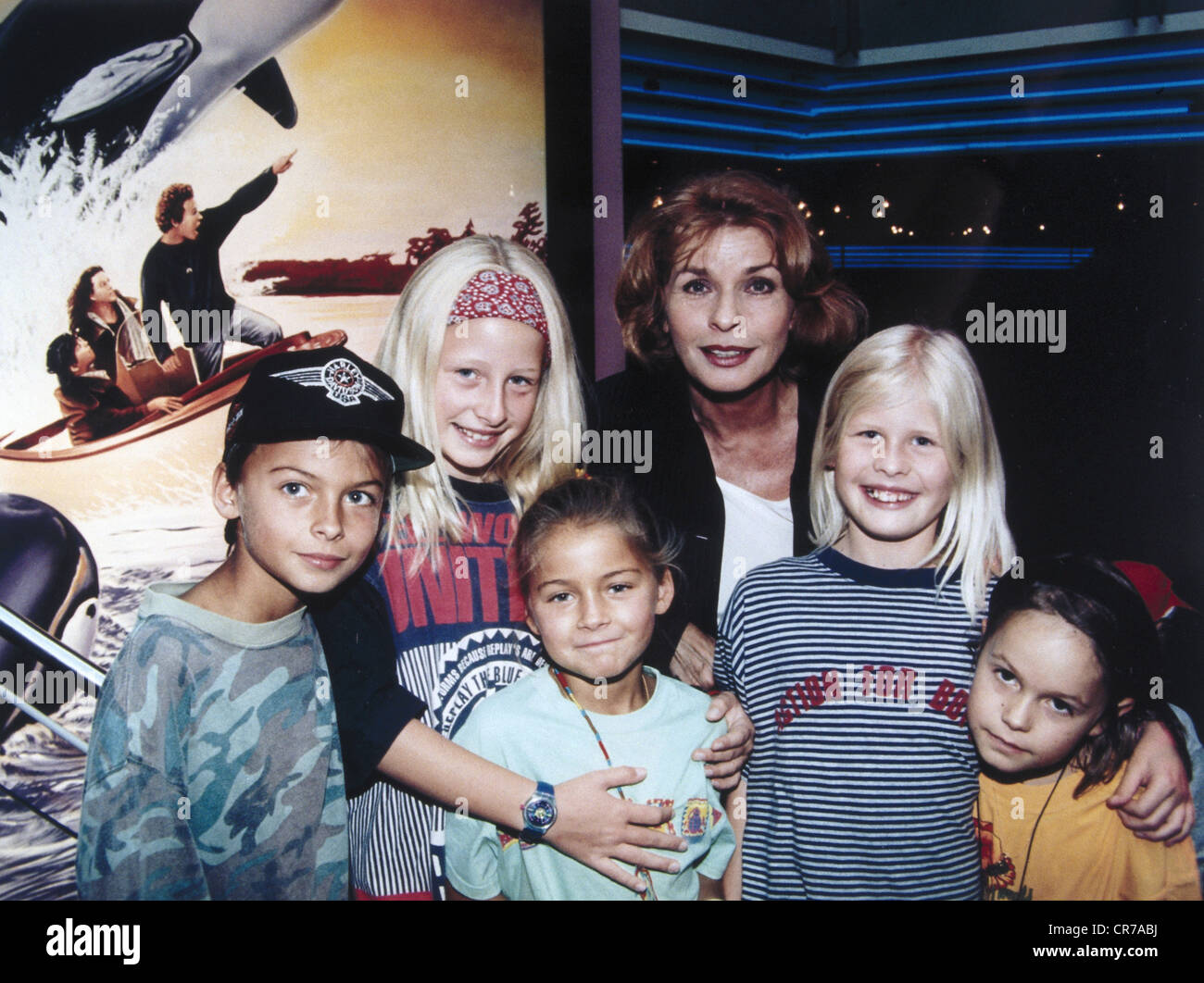 Berger, Senta, * 13.5.1941, actriz austriaca, fotografía de grupo con niños, como embajadora de UNICEF, en la presentación preliminar de la película 'Free Willy II' en Munich, agosto de 1995, Foto de stock