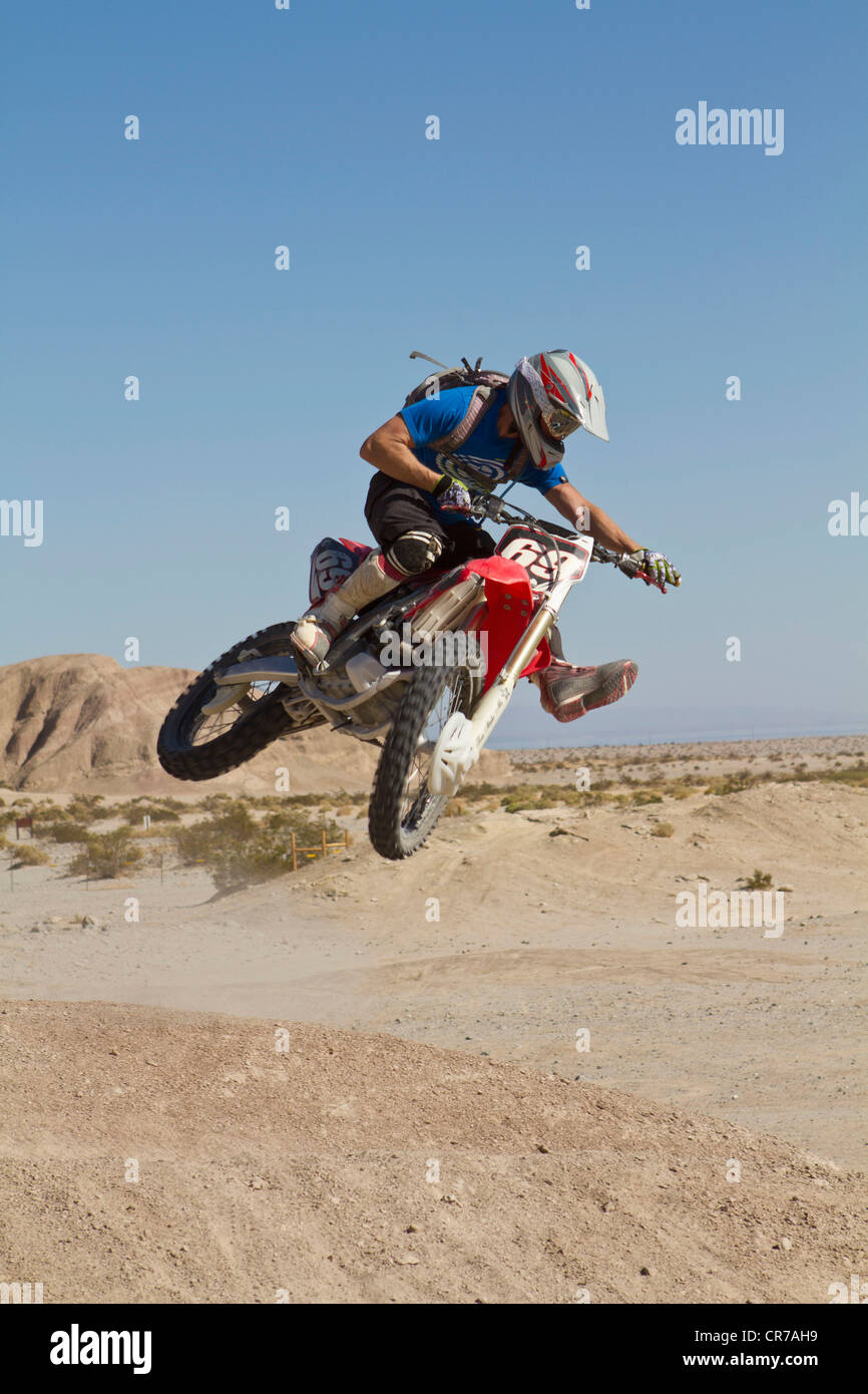 California, Estados Unidos, Motocrosser saltando sobre Palm Desert Foto de stock