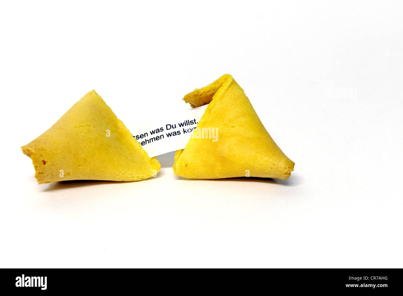Fortune Cookie chino abierto con un sabio mensaje Foto de stock