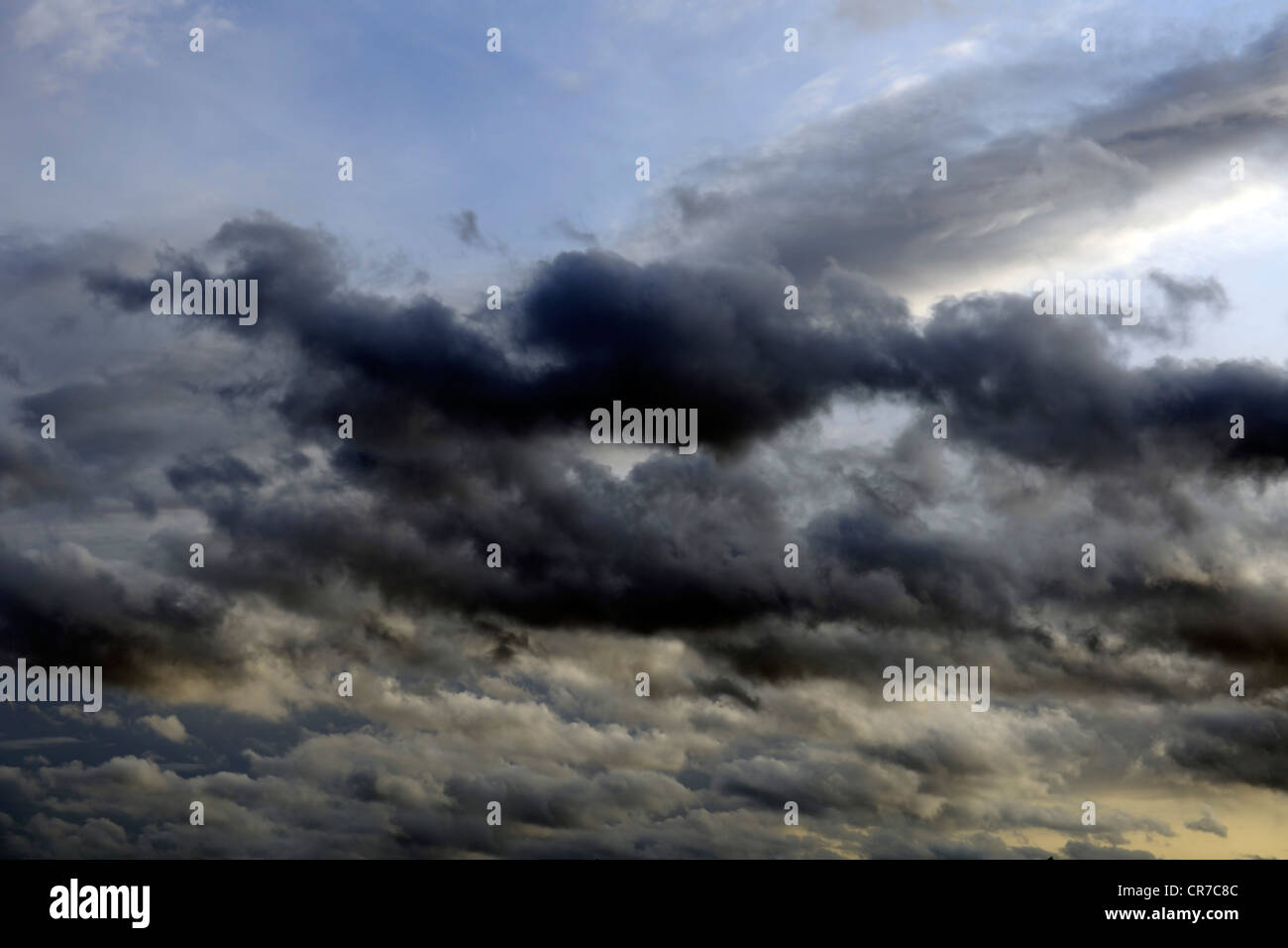 Las nubes cúmulos, nubes, nubes de tormenta, acercarse a la tormenta Foto de stock