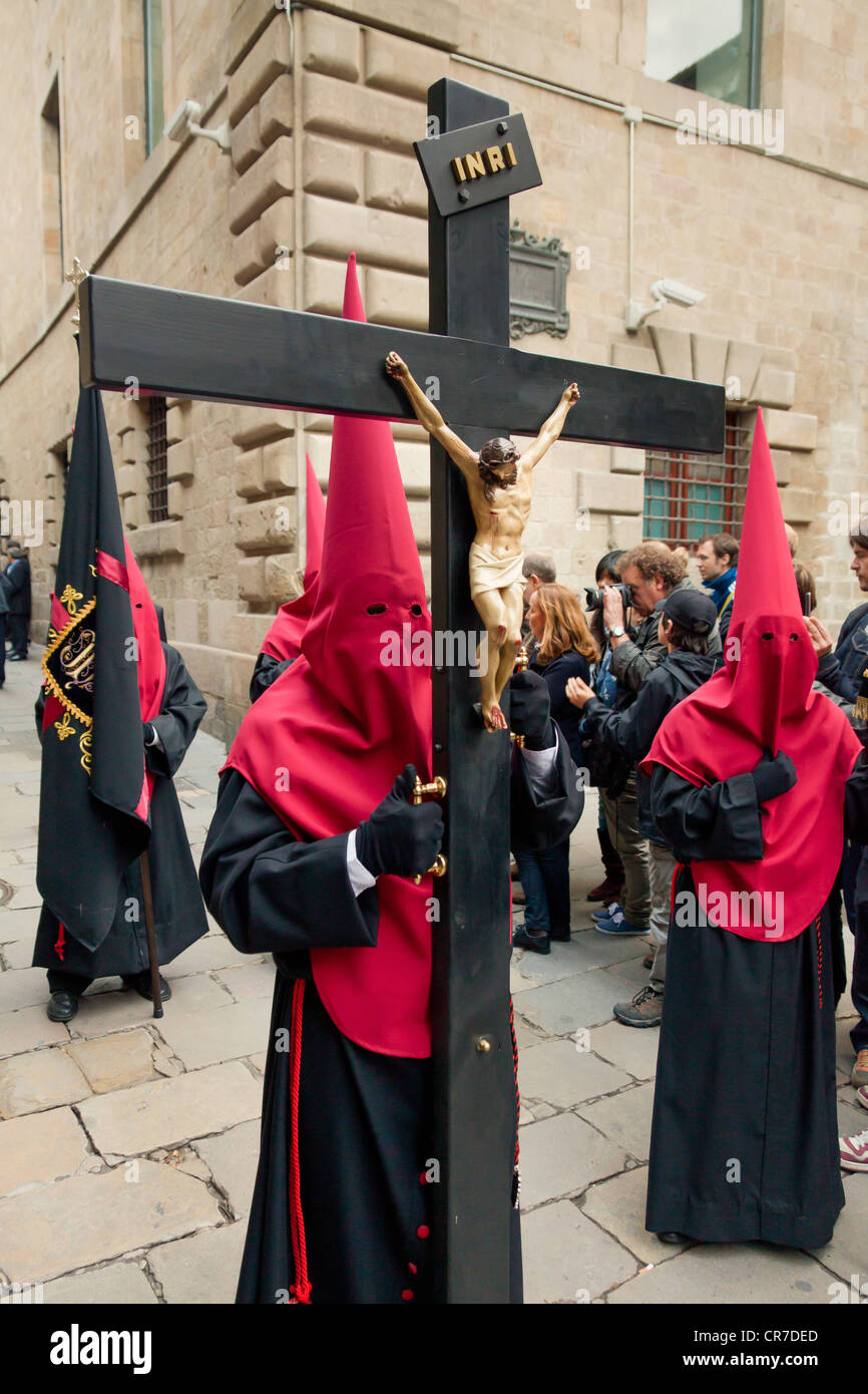 Los penitentes con cruces en la procesión del Viernes Santo, Semana Santa, Semana Santa, Barcelona, Cataluña, España y Europa Foto de stock