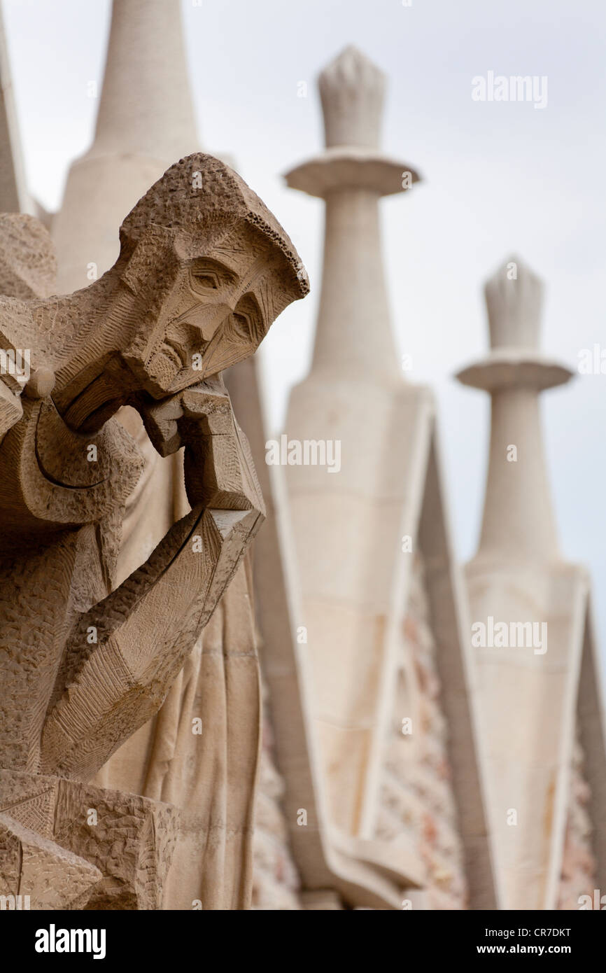 Mourner, escultura moderna en la fachada de la pasión, la iglesia de la Sagrada Familia, Templo Expiatori de la Sagrada Família, Antoni Gaudí Foto de stock