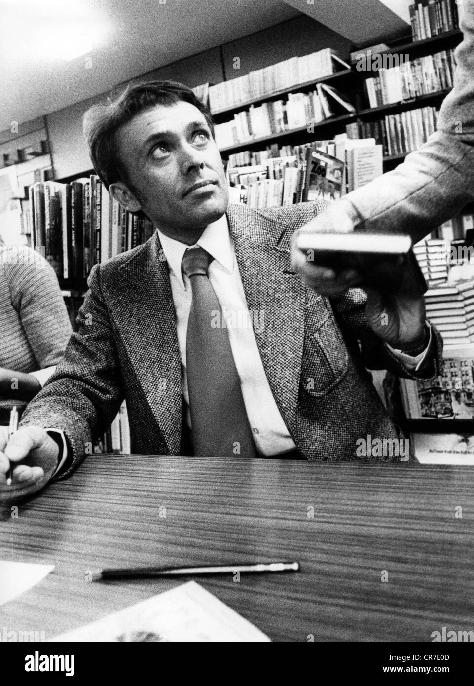 Kunze, Reiner, * 16.8.1933, autor / escritor alemán, firma de libros, alrededor de 1978, Foto de stock