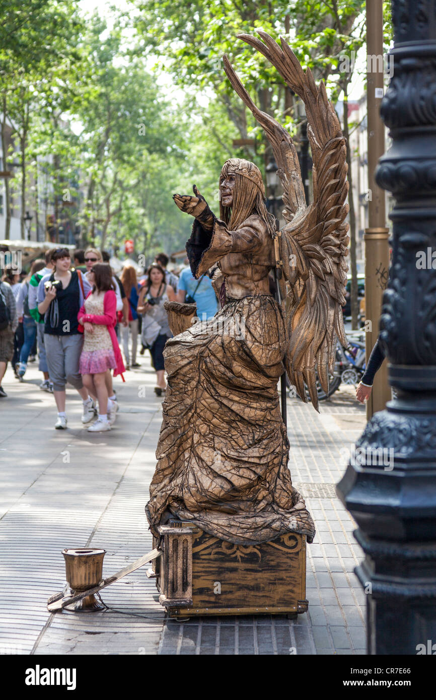 El ángel de bronce, viviendo la estatua, la zona peatonal de Las Ramblas, Barcelona, Cataluña, España y Europa Foto de stock