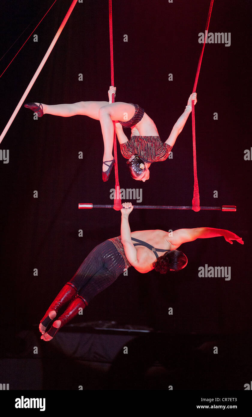 Número de trapecio, Duo Rose, Samuel y Silvia, FlicFlac Circo de Navidad, estreno de Schrille Nacht, eilige Nacht, Westfalia Hall Foto de stock