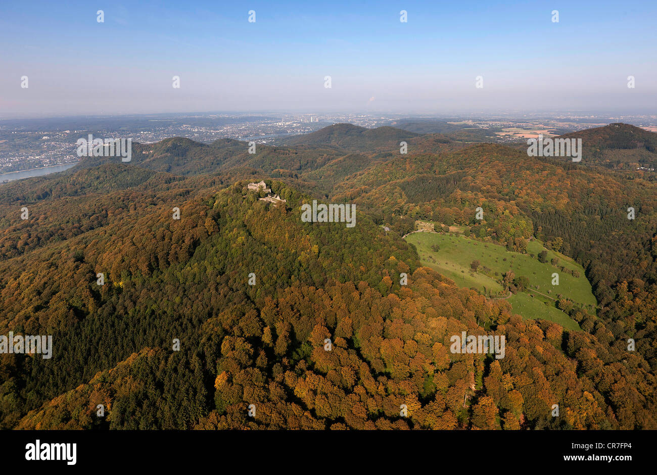 Vista aérea, distrito de Rhein-Sieg-Kreis, montañas Siebengebirge, Koenigswinter, Renania del Norte-Westfalia, Alemania, Europa Foto de stock