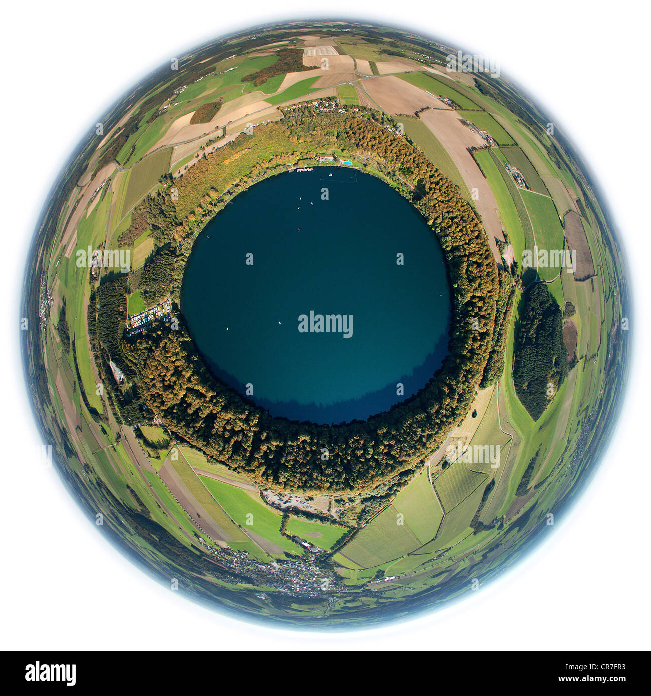 Vista aérea, tomada con una lente de ojo de pez, Gillenfeld, Pulvermaar, lago de origen volcánico, camping, Daun, cordillera de Eifel Foto de stock
