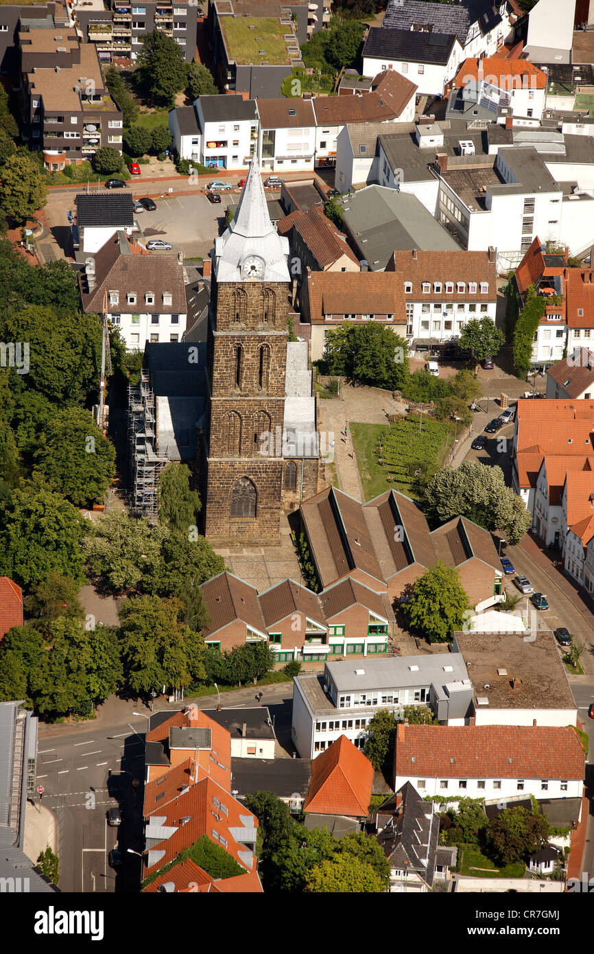 Vista aérea, campanario de la Marienkirche, o iglesia de Santa María en Minden, Minden-Luebbecke, Renania del Norte-Westfalia, Alemania, Europa Foto de stock