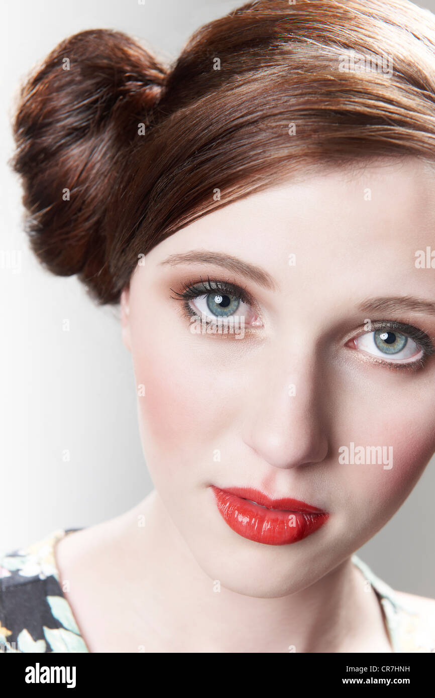 Vintage Style retrato de modelo con el pelo rojo atado en un moño Foto de stock