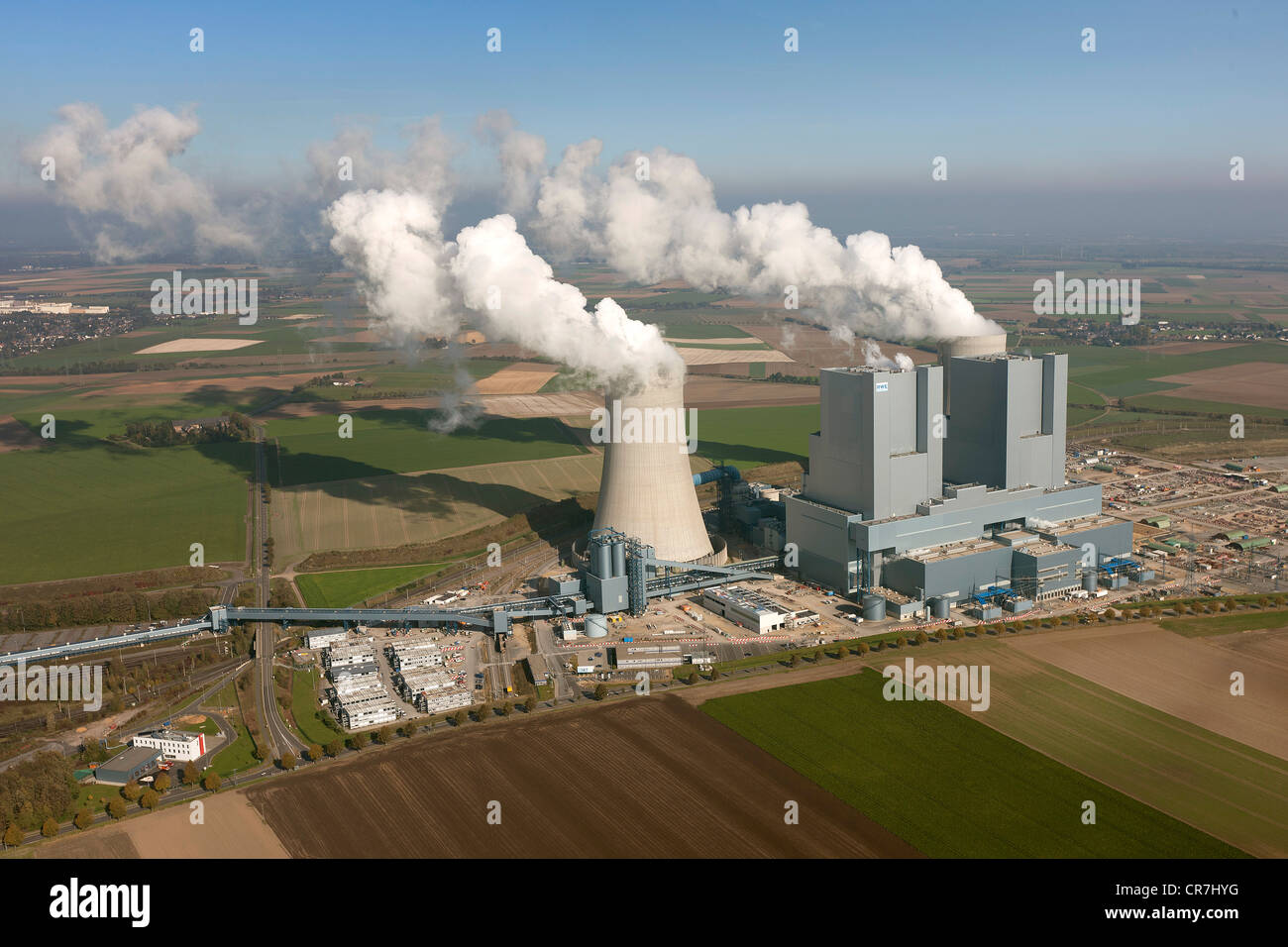 Vista aérea, viejas y nuevas plantas de energía, la central eléctrica de lignito, RWE Power, Niederaussem, Renania, Renania del Norte-Westfalia Foto de stock