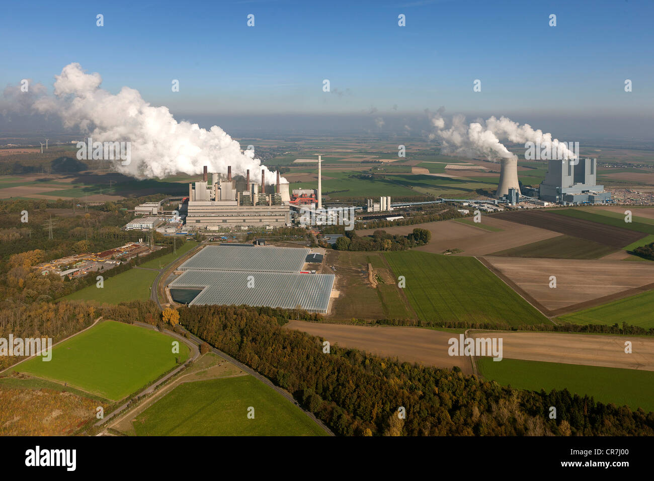 Vista aérea, viejas y nuevas plantas de energía, la central eléctrica de lignito, RWE Power, Niederaussem, Renania, Renania del Norte-Westfalia Foto de stock