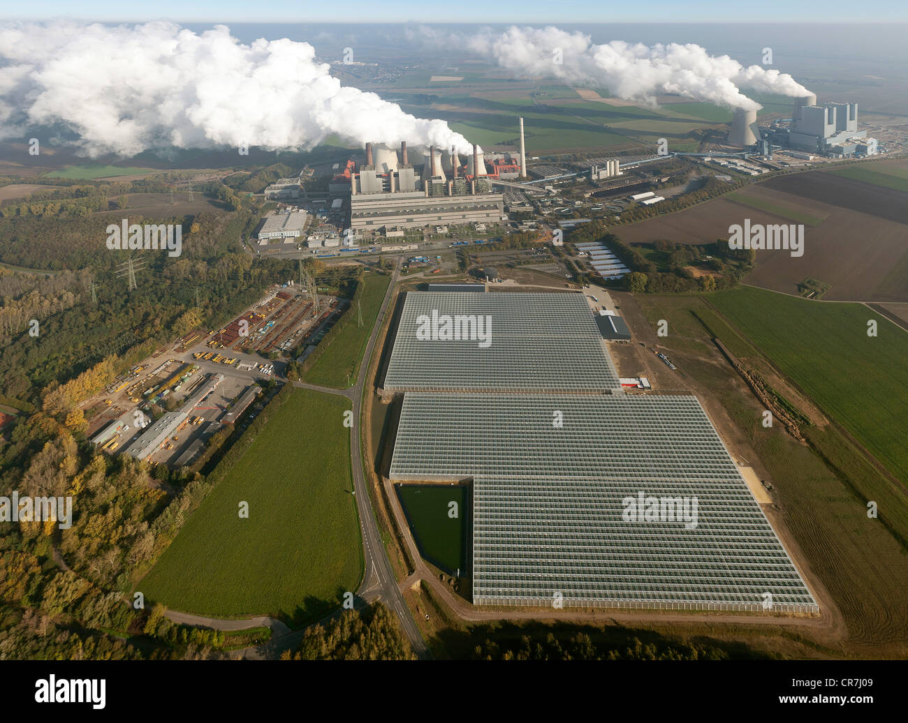 Vista aérea, viejas y nuevas plantas de energía, la central eléctrica de lignito, RWE Power, Niederaussem, Renania, Renania del Norte-Westfalia Foto de stock