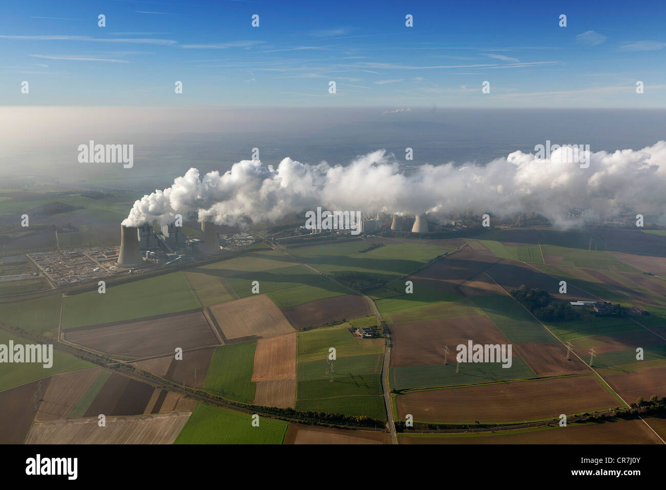 Vista aérea, viejas y nuevas plantas de energía, la central eléctrica de lignito, RWE Power, Niederaussem, Renania, Renania del Norte-Westfalia Foto de stock