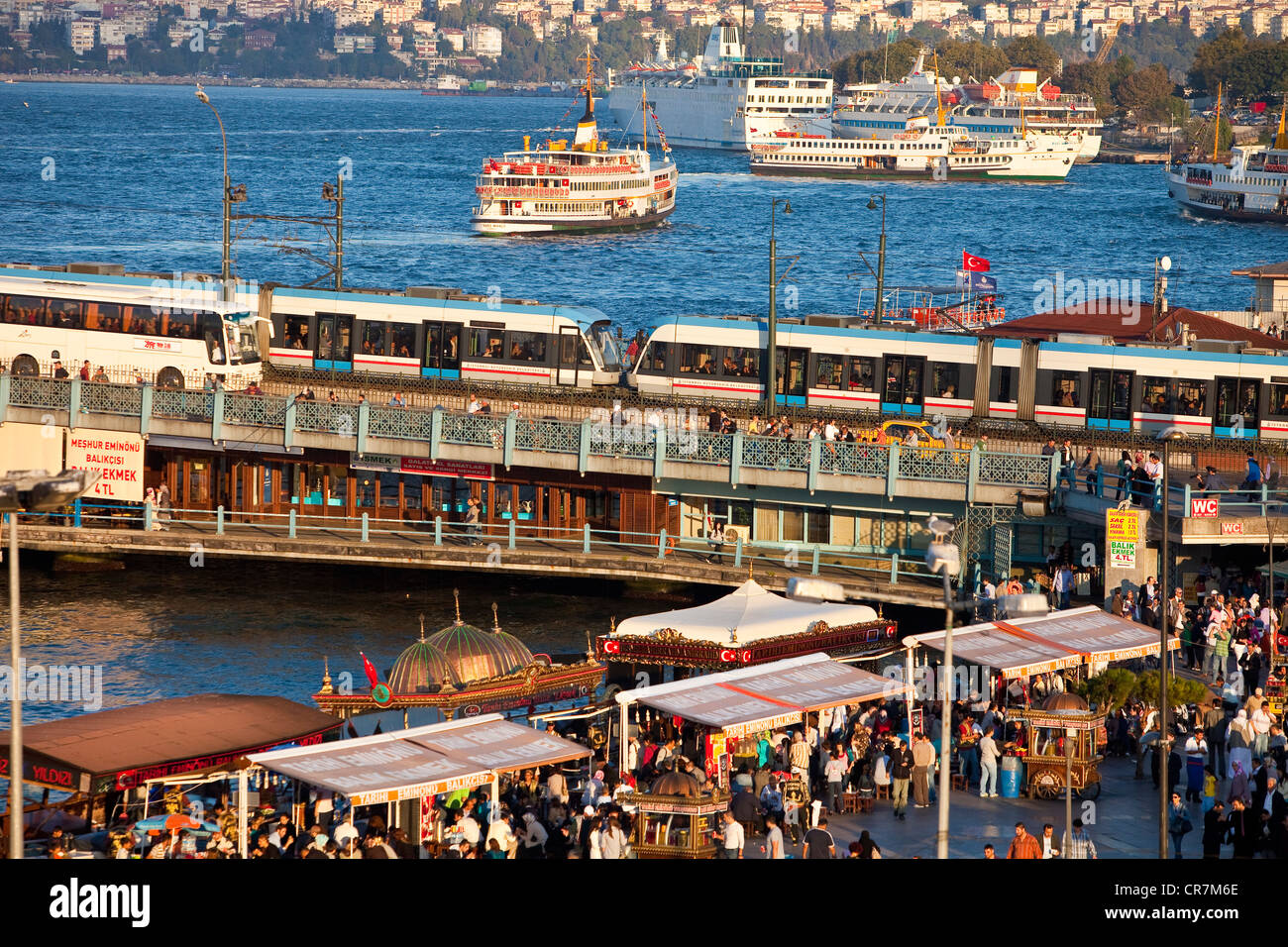 Turquía, Estambul, distrito de Eminonu, Galata Puente sobre el estrecho del Cuerno Dorado, restaurantes de pescado Foto de stock