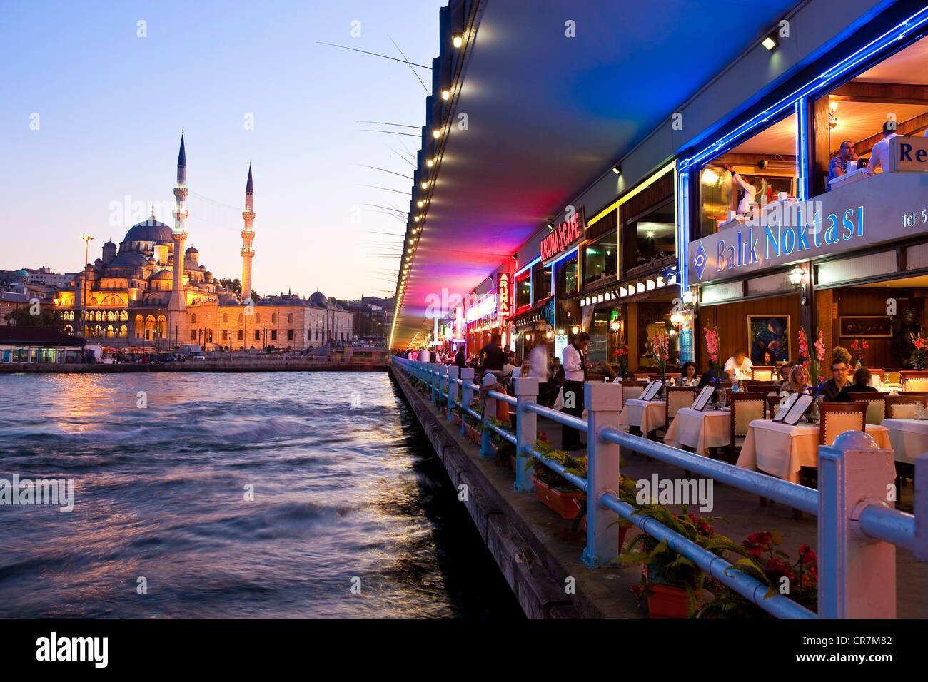 Turquía, Estambul, distrito de Eminonu, restaurantes y cafés de moda bajo el puente de Galata sobre el Cuerno de Oro, en el estrecho Foto de stock
