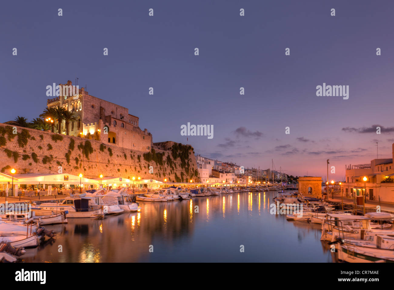 España, Islas Baleares, Menorca, Ciutadella, el Historic Old Harbour y el antiguo centro de la ciudad Foto de stock