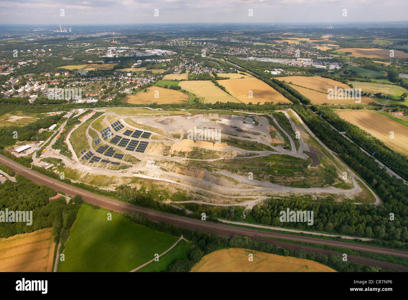 Vista aérea, Kornharpen principal sitio de eliminación de residuos con paneles solares, Bochum, área de Ruhr, Renania del Norte-Westfalia, Alemania, Europa Foto de stock
