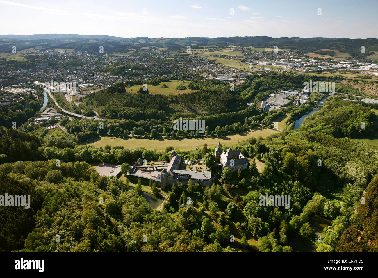 Vista aérea, Burg Schnellenberg Valley, el valle, en Attendorn Biggetal en el Kreis Olpe County, Sauerland región Foto de stock