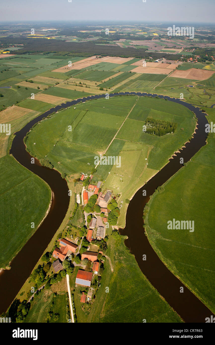 Vista aérea del río Aller, bucle, granja, Aller, granjas, terrenos aluviales, Frankenfeld, Baja Sajonia, Alemania, Europa Foto de stock