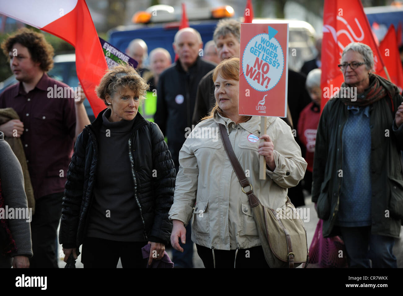 Los trabajadores del sector público tomando parte en un día de huelga para defender sus derechos de pensión la cabeza a un mitin en el nivel en Brighton Foto de stock