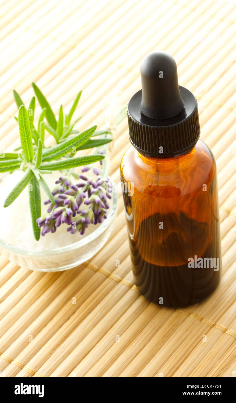 Extracto Herbal en frasco gotero Foto de stock