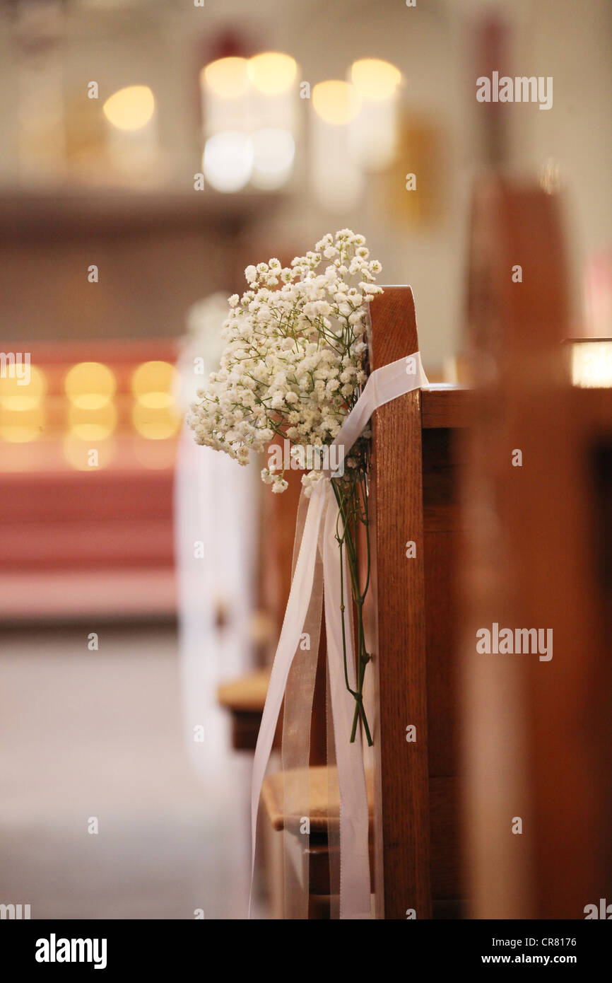 Arreglos florales, decoraciones en una iglesia para una boda en la iglesia  Fotografía de stock - Alamy