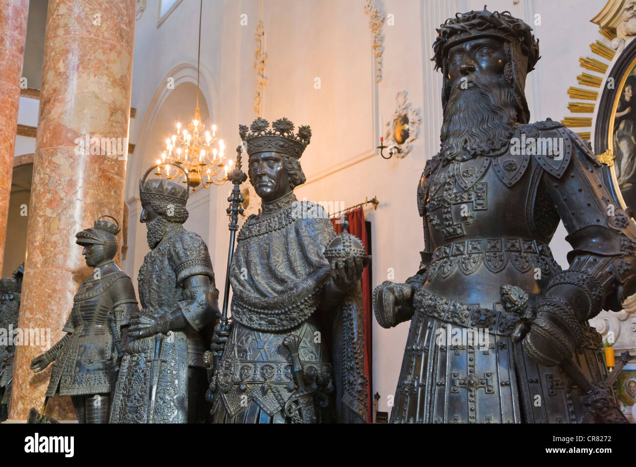 Estatuas de bronce, la Iglesia de la Corte Imperial, la Iglesia Hofkirche, Innsbruck, Tirol, Austria, Europa Foto de stock