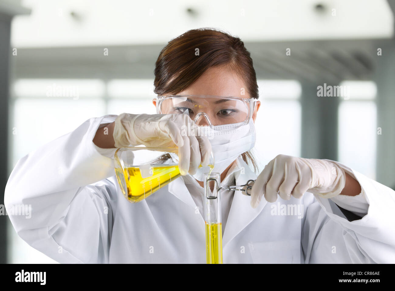Retrato de un científico analizando una solución. Foto de stock
