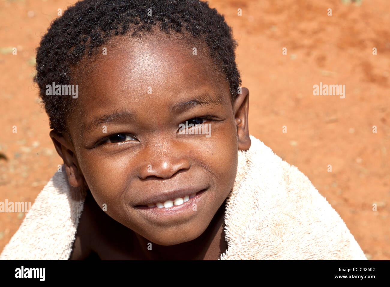 San boy desde la fundación Ombili en el norte de Namibia, África Foto de stock