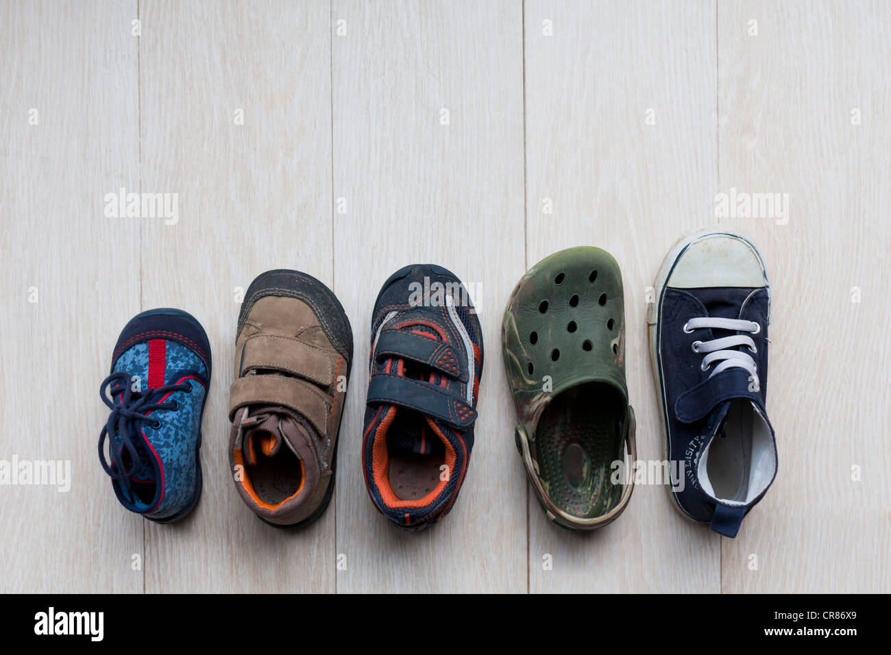 Los zapatos para niños en diversos tamaños de bebé a la edad de kindergarten Foto de stock