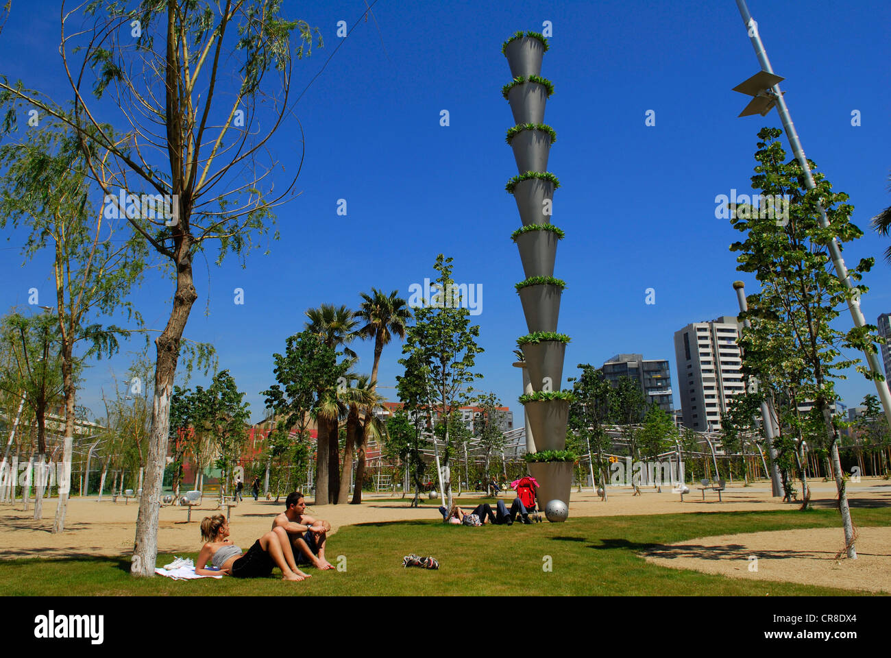 España, Cataluña, Barcelona Parque Central de Poblenou por el arquitecto Jean Nouvel Avinguda Diagonal en ángulo con la Calle Pere IV Foto de stock