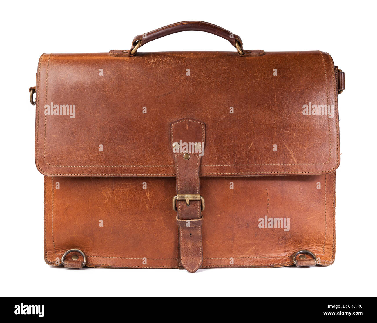 Vintage maletín de cuero marrón con correa y hebilla de latón, trazado de recorte incluido Foto de stock