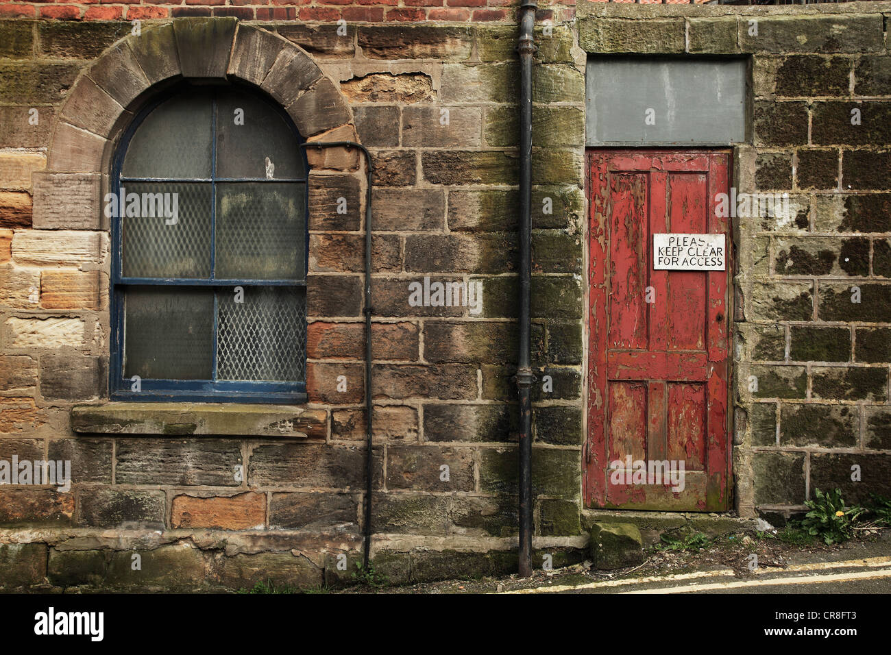 Una antigua puerta y ventana en Staithes Village, North Yorkshire. La señal dice "Por favor, manténgase alejado de Acceso' Foto de stock