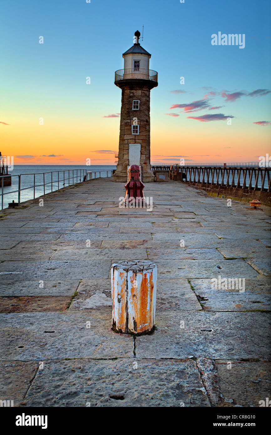 Whitby East Pier Lighthouse, North Yorkshire Foto de stock