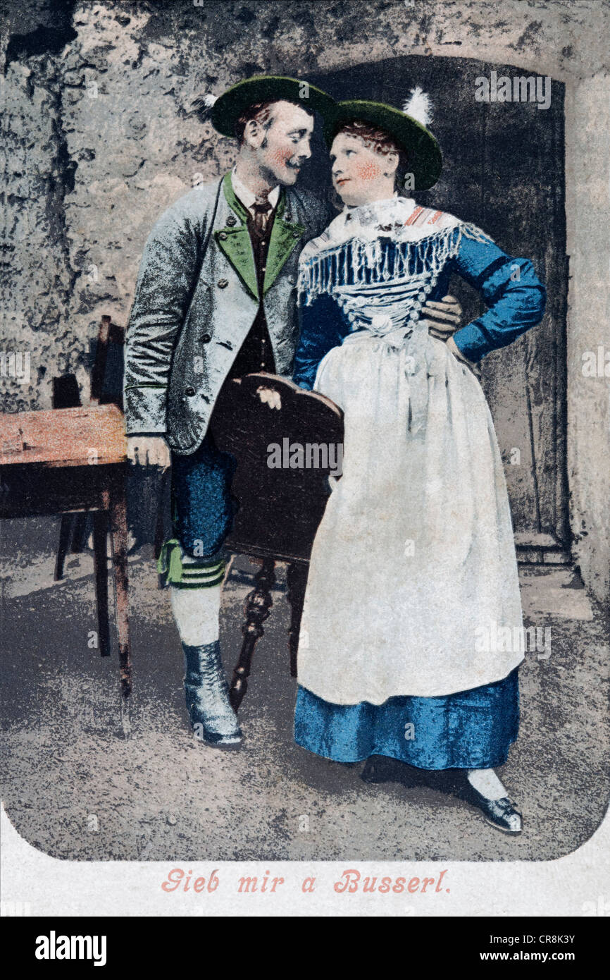 Par vistiendo trajes tradicionales, alpina postal histórica, alrededor de 1900, kitsch Foto de stock